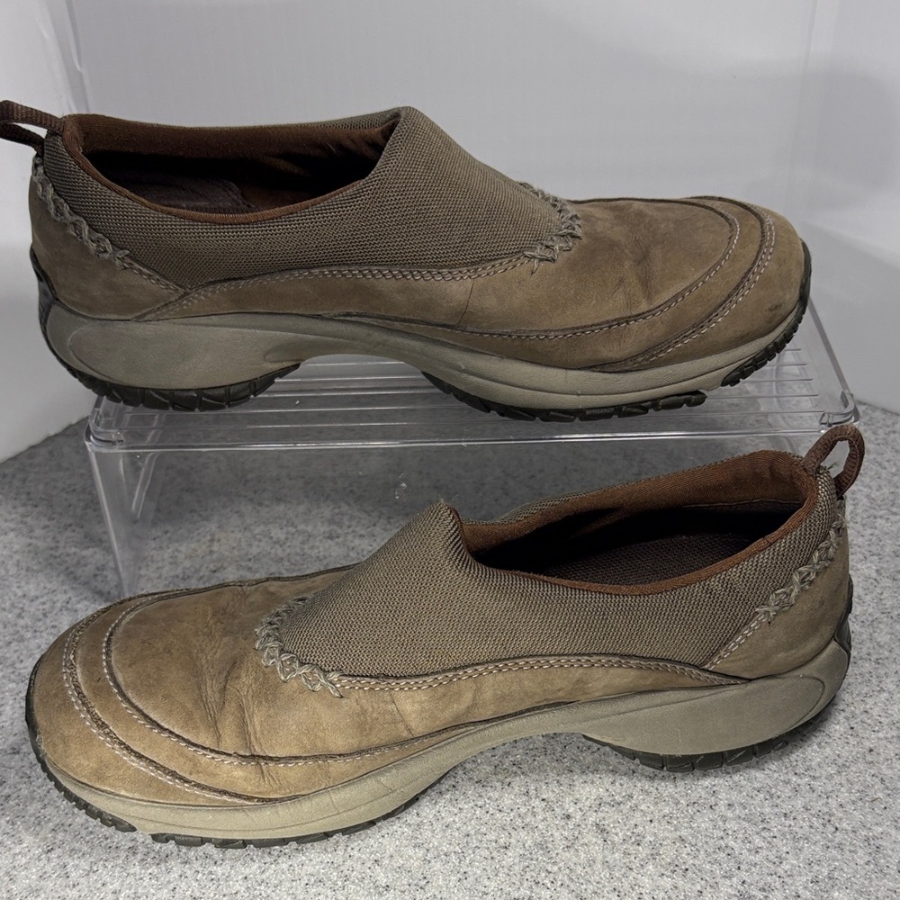 Merrell Tan‎ Slip-On Loafers for women. 6.5 clogs. Slip ons. Fc4